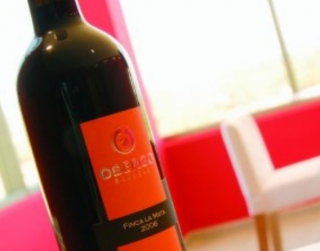  garrafa de vinho com rótulo laranja 